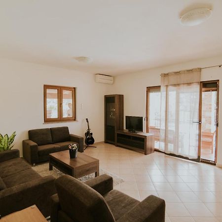Villa Daisy Tar-Vabriga ภายนอก รูปภาพ