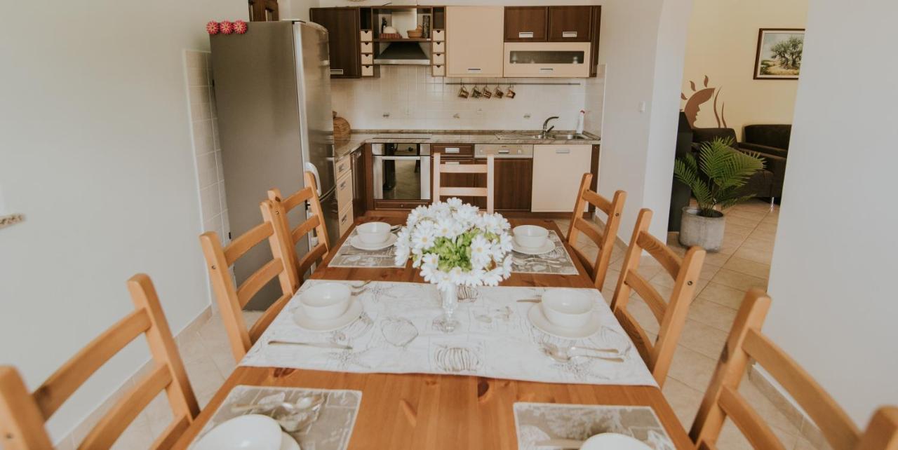 Villa Daisy Tar-Vabriga ภายนอก รูปภาพ
