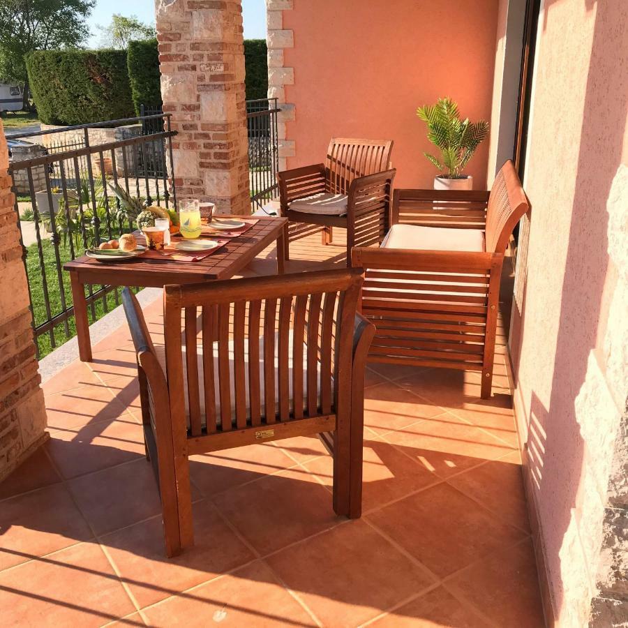 Villa Daisy Tar-Vabriga ภายนอก รูปภาพ