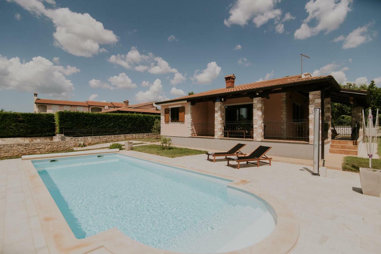 Villa Daisy Tar-Vabriga ภายนอก รูปภาพ