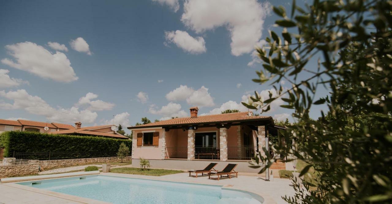 Villa Daisy Tar-Vabriga ภายนอก รูปภาพ