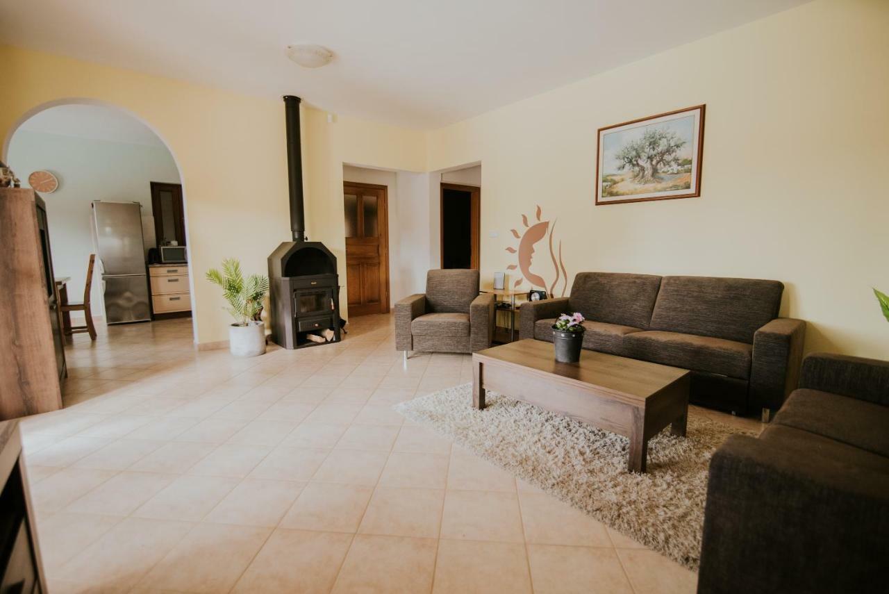 Villa Daisy Tar-Vabriga ภายนอก รูปภาพ